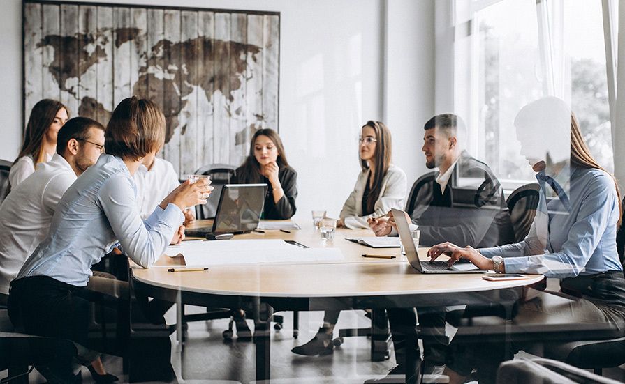Grupo de profesionales en una reunión de consultoría en Ecuador